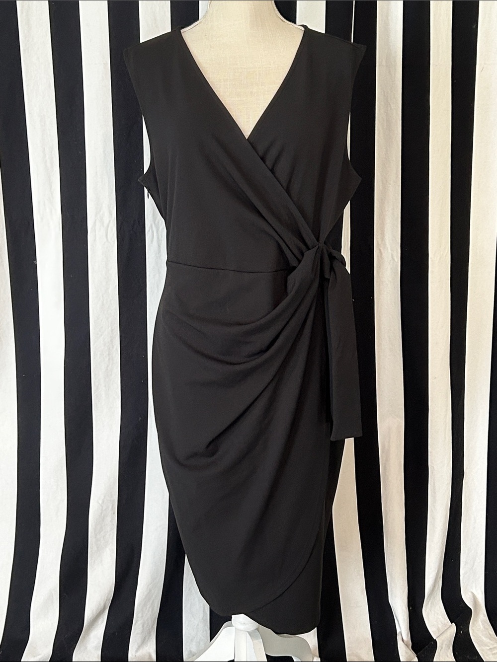 Elegant Black Sleeveless Wrap Midi Dress with Side Knot